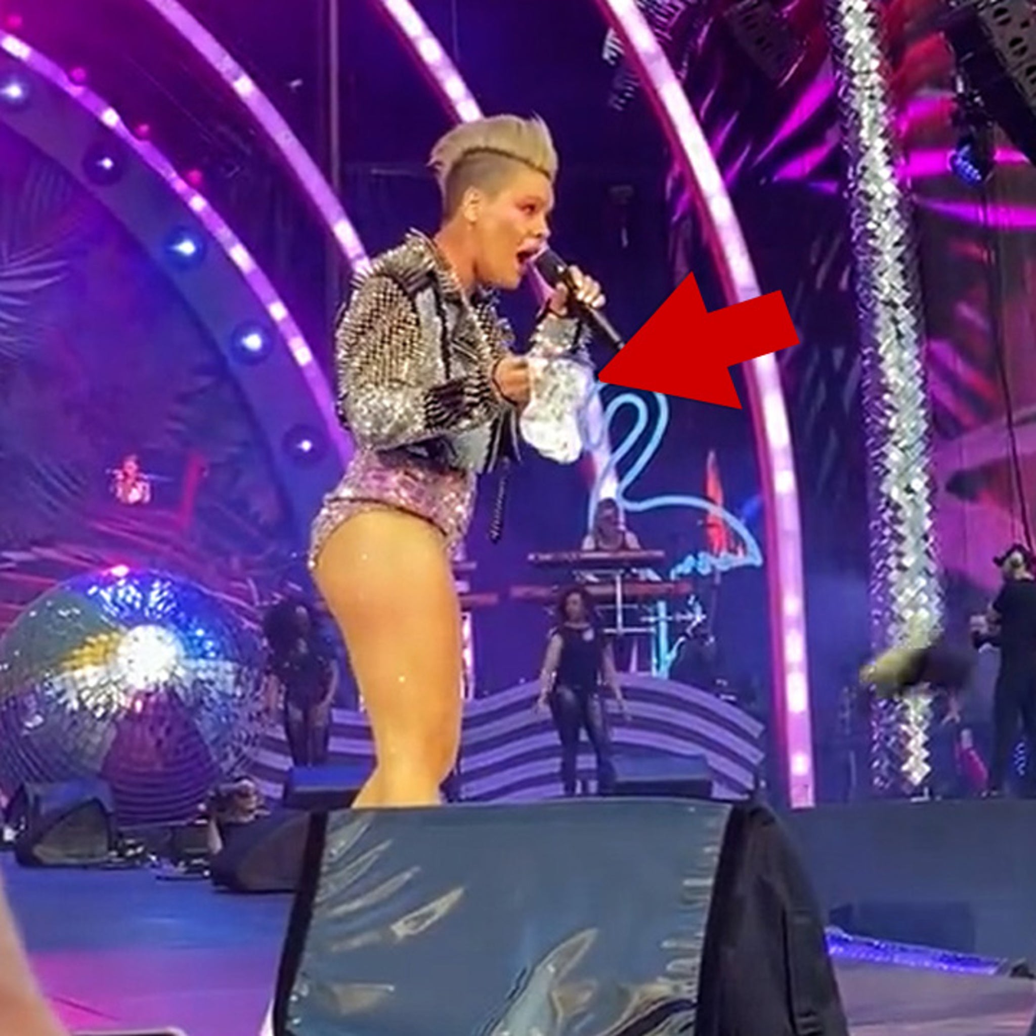 P!nk Fan Goes Into Labour At Boston Concert