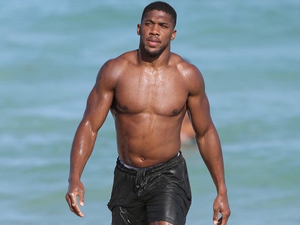 1105-anthony-joshua-shirtless-miami-beach-muscles-photos-primary