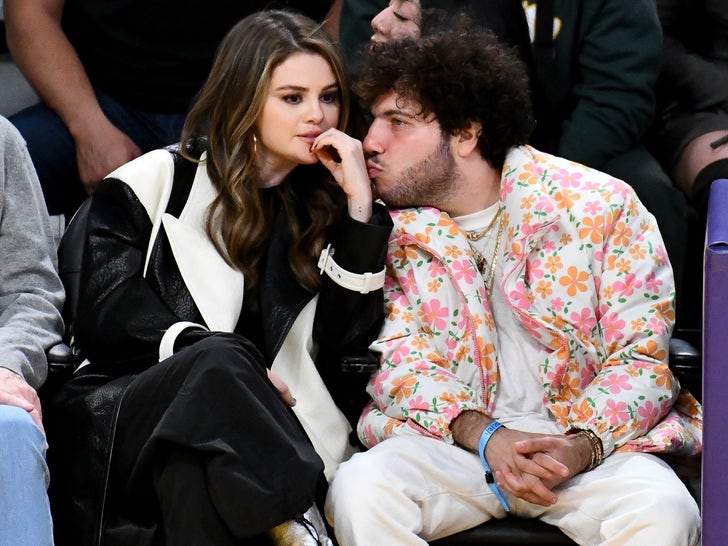 Selena Gomez And Benny Blanco Kissing At The Lakers Game