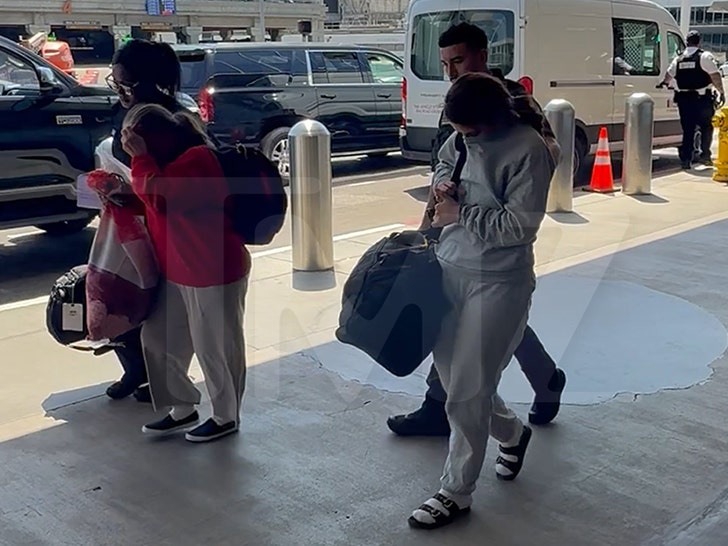 042925-lax-border-protection-mother-daughter-v1