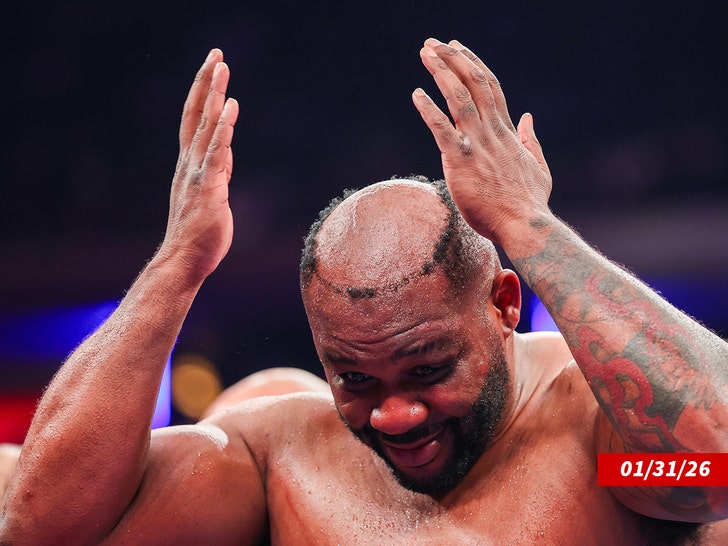 Jarrell Miller reaguje, gdy jego peruka spada