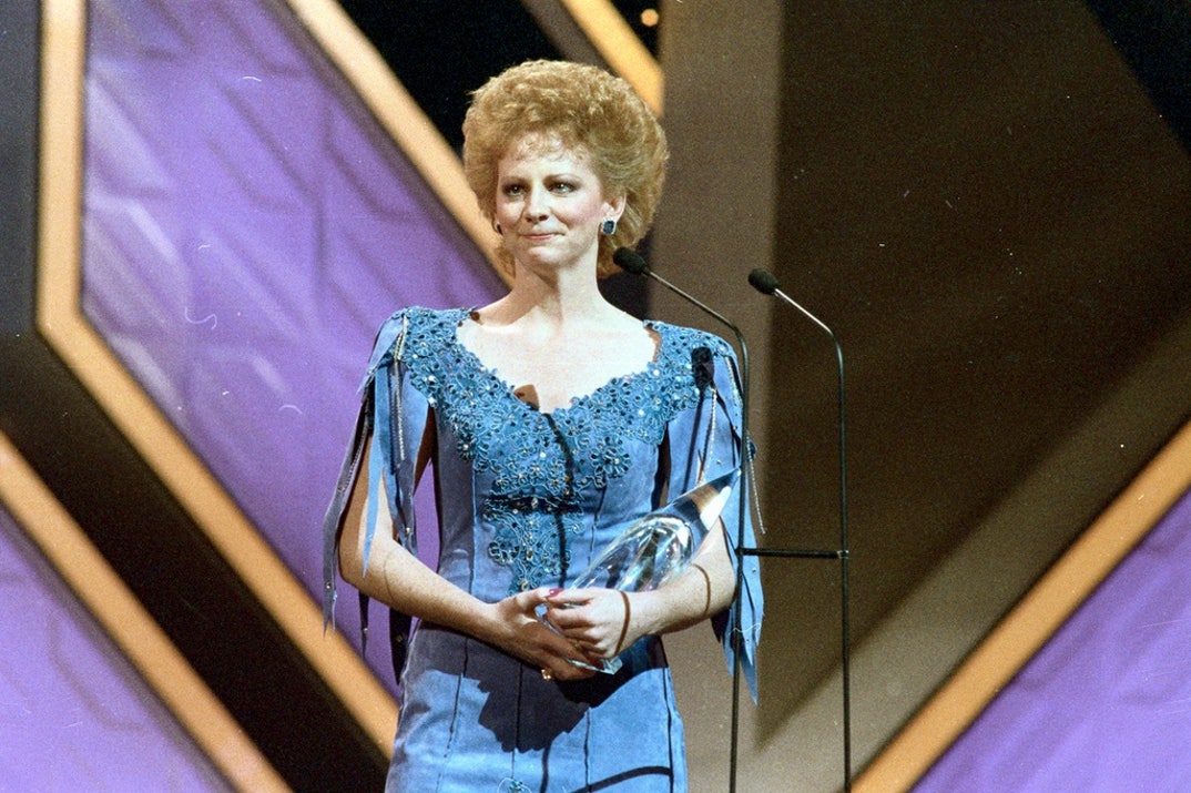 1986 - Reba McEntire tearfully accepts the award for Entertainer of the Year.