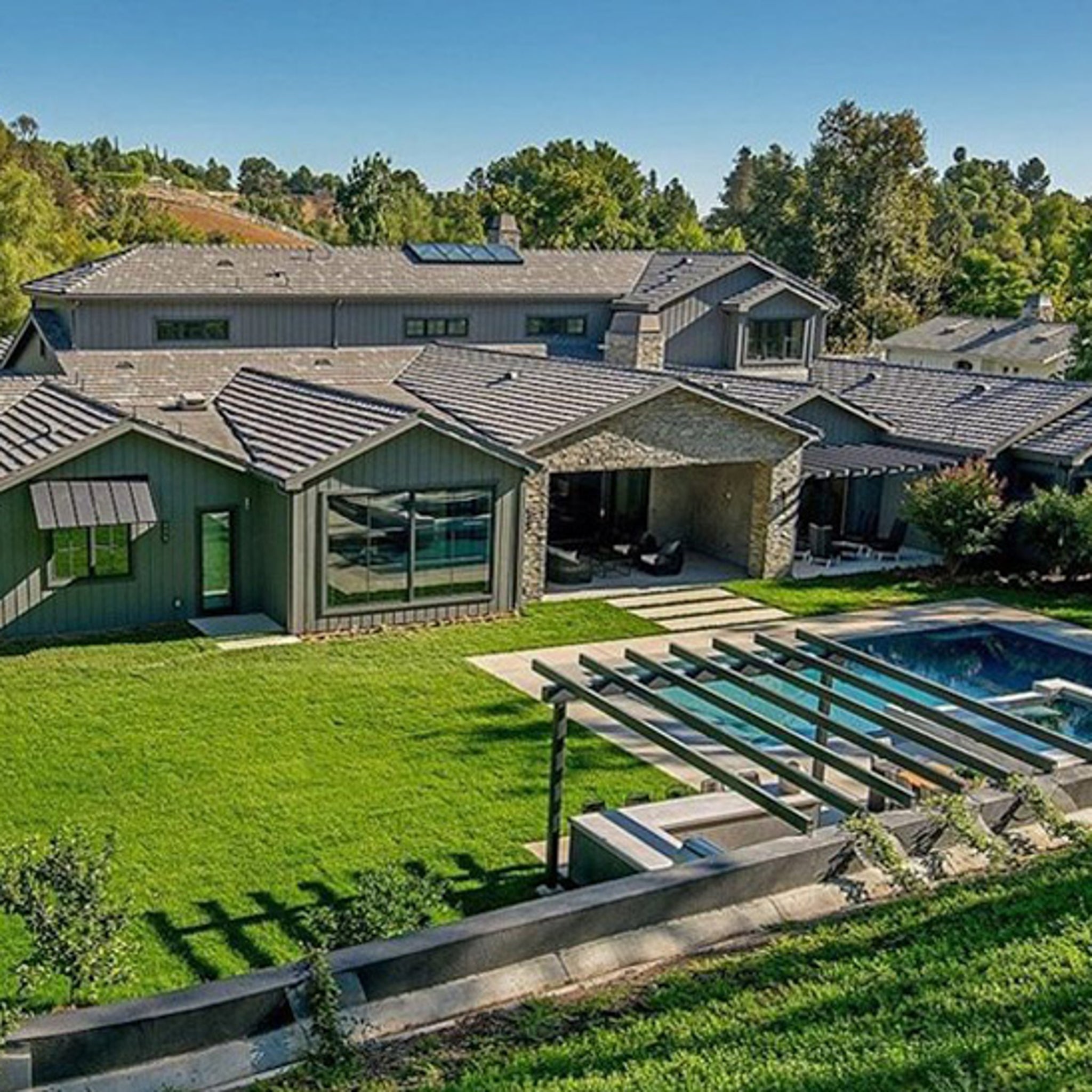 Kris Jenner Drops 9 9 Million For Hidden Hills Mansion