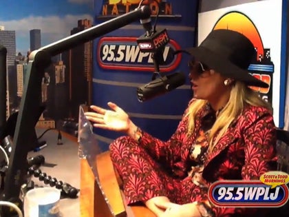 121912_kesha_radio_int