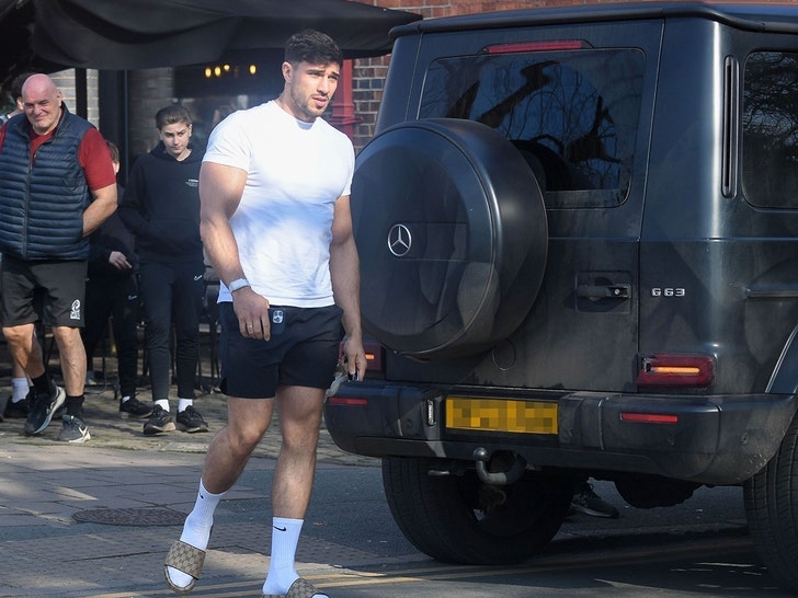 Tommy Fury dejando café en Cheshire