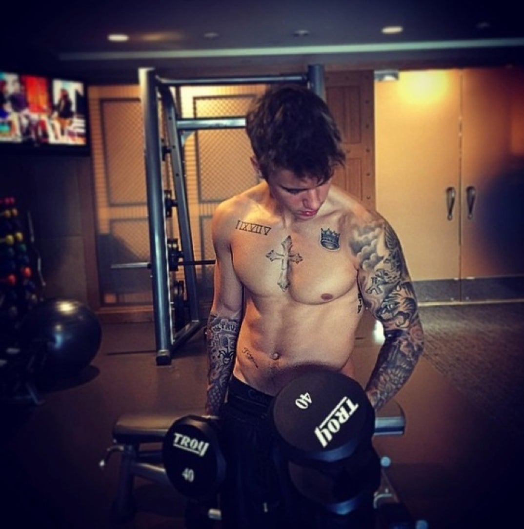 0229_justin_bieber_shirtless09