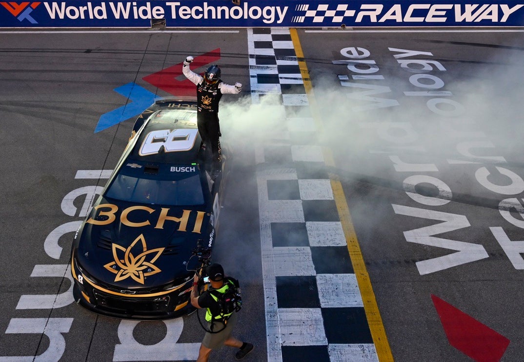 kyle busch on the track Photos12