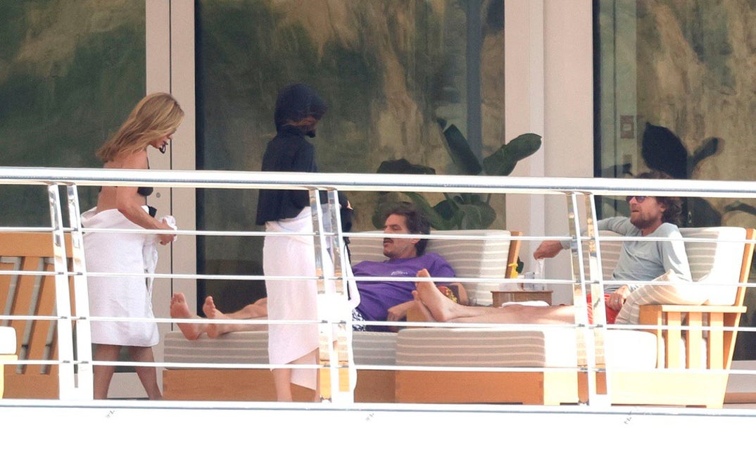 Jennifer Aniston Courteney Cox Pedro Pascal Jim Curtis Yacht Mallorca 7