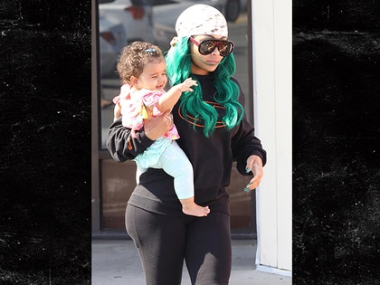 0708_blac_chyna_getting_nails-done_backgrid-2