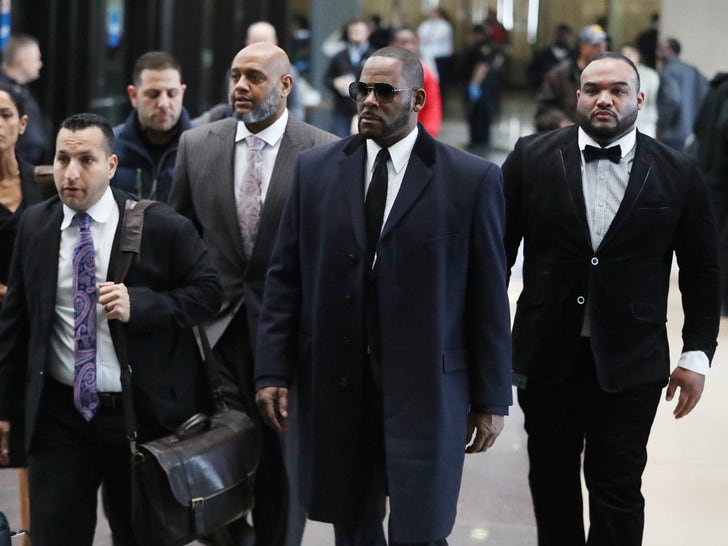 R. Kelly Walking Into Court to Challenge Sex Tape