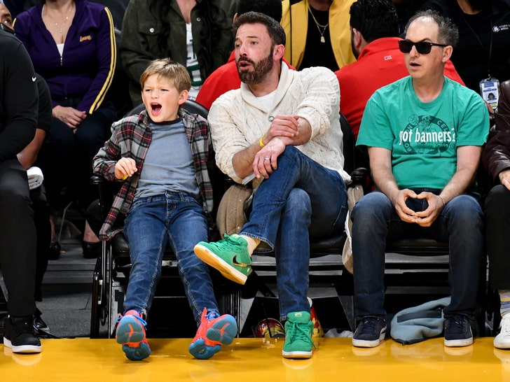 Ben Affleck, Lakers Vs.'de Oğlu Samuel ile Saha Kenarında Oturuyor Celtics Oyunu