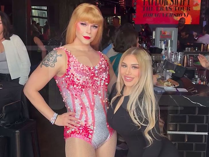 012626_tmz_brunch_bus_leslie_karlette_posing