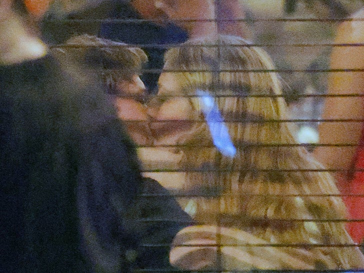 0615-Joe-Alwyn-Sarah-Pidgeon-Date-Night-NYC-Sub1
