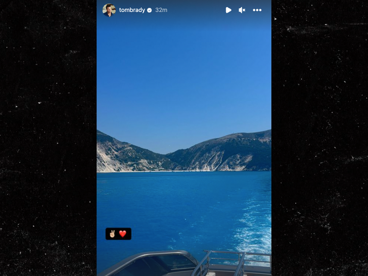 Tom Brady Shares Video of All Three Kids Jumping Off Boat Together on  Vacation: 'Good Parenting'