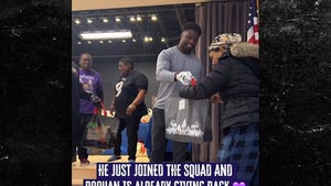 Ravens Star Roquan Smith Hands Out Thanksgiving Food To Baltimore Families