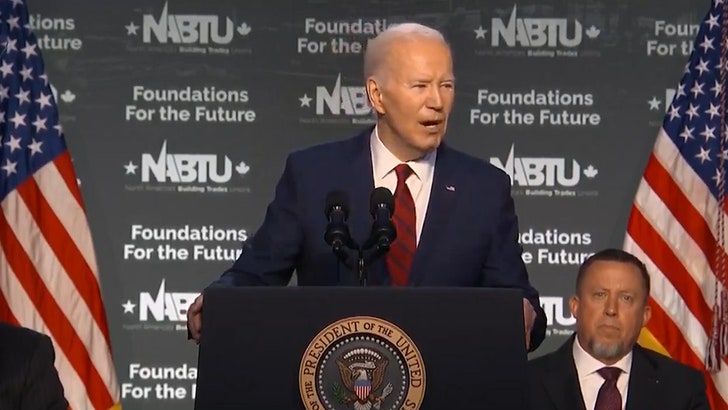 Joe Biden Again Reads Teleprompter Instruction During Speech, 'Pause'