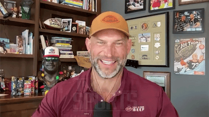 121625_joe_thomas_browns_statue_kal