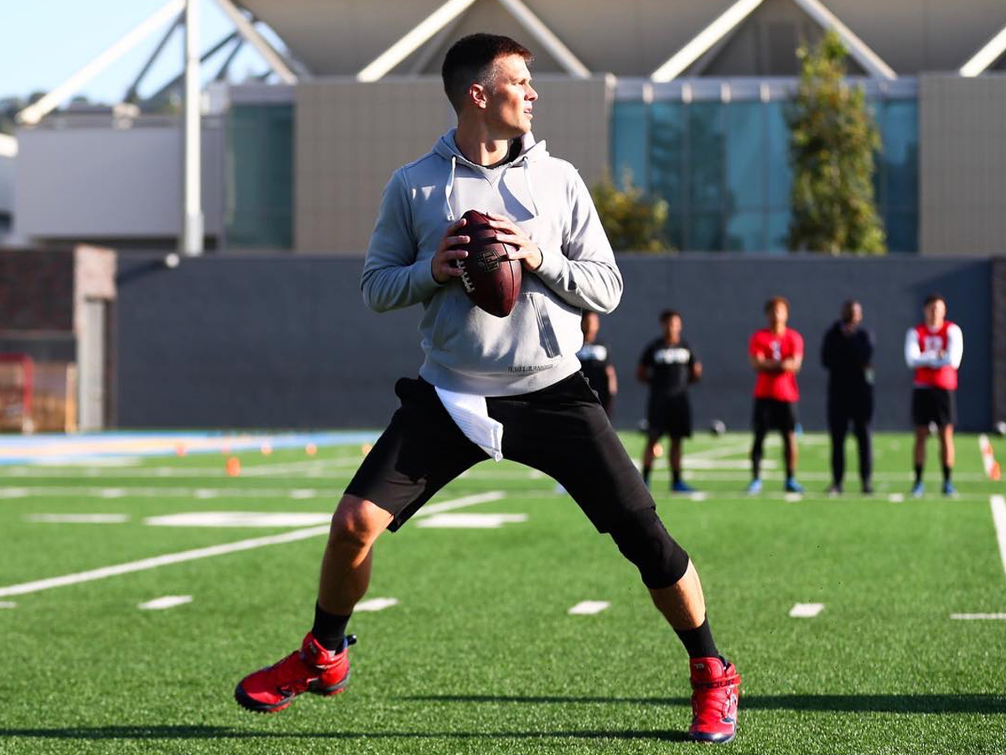 Tom Brady, Rob Gronkowski throw during private workout at UCLA