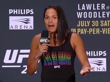 072916_amanda_nunes_post