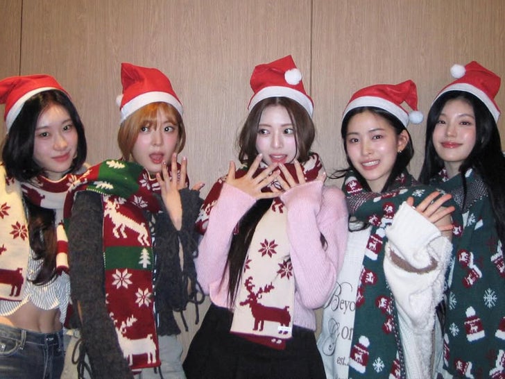 1222-K-Pop-Idols-Christmas-Spirit-Sub2