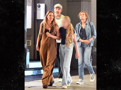 Blake Lively and Ryan Reynolds the image direct 2