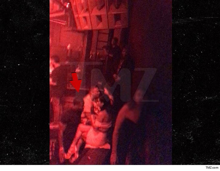 Umbrella Sex Videos - Kevin Hart Parties with Woman in Sex Video During Wild Vegas Weekend