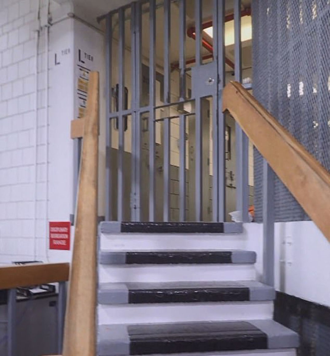 23029234-7855039-The_two_guards_were_allegedly_shopping_online_for_furniture_and_-a-40_1578278000667