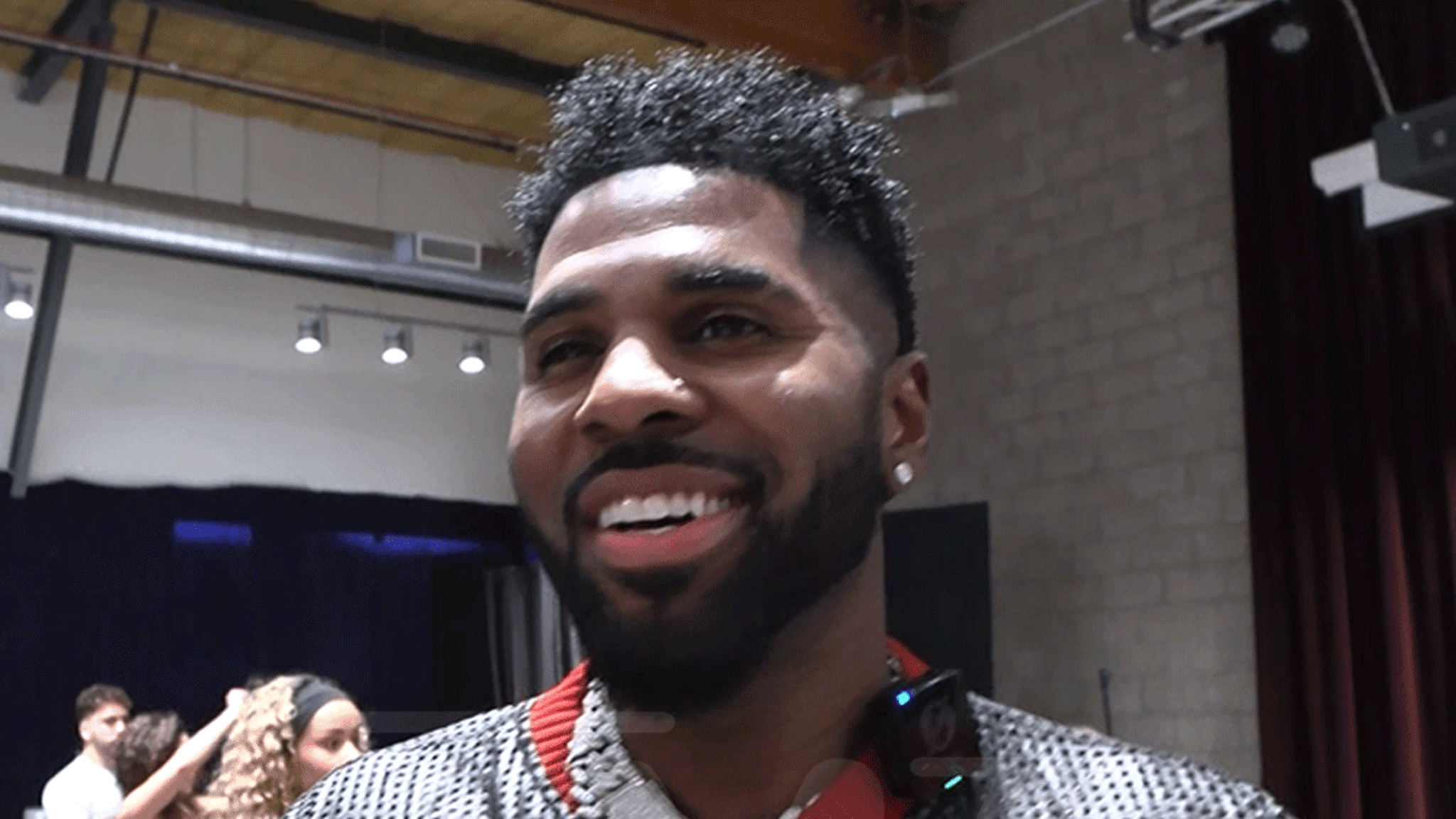 Jason Derulo Says He’s Embracing Streaming, Performs Flash Mob on Street