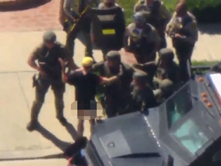 030426_নগ্ন_লোক_আত্মসমর্পণ_পুলিশ