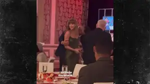 Travis Kelce llena de besos a Taylor Swift en gala de Las Vegas