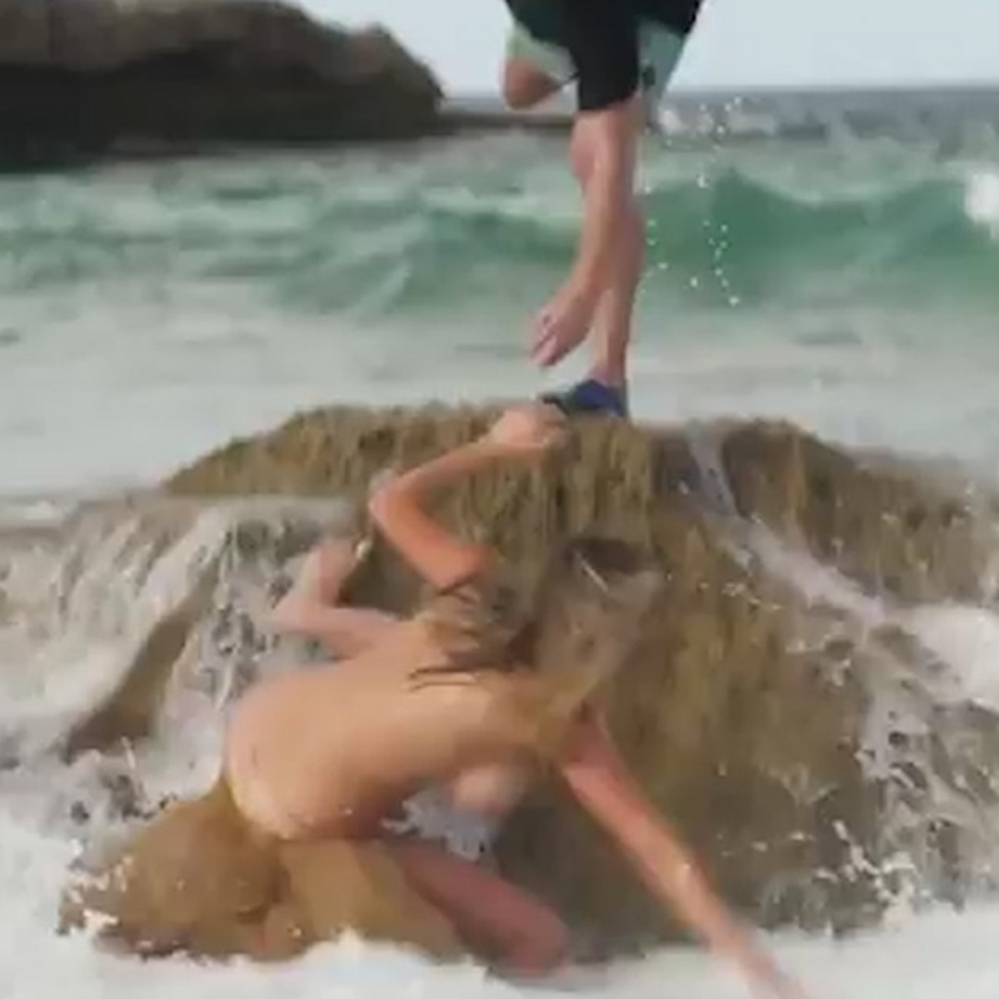 Størrelse Overhale nedbryder Kate Upton Swept Off Her Feet During Topless SI Swimsuit Shoot