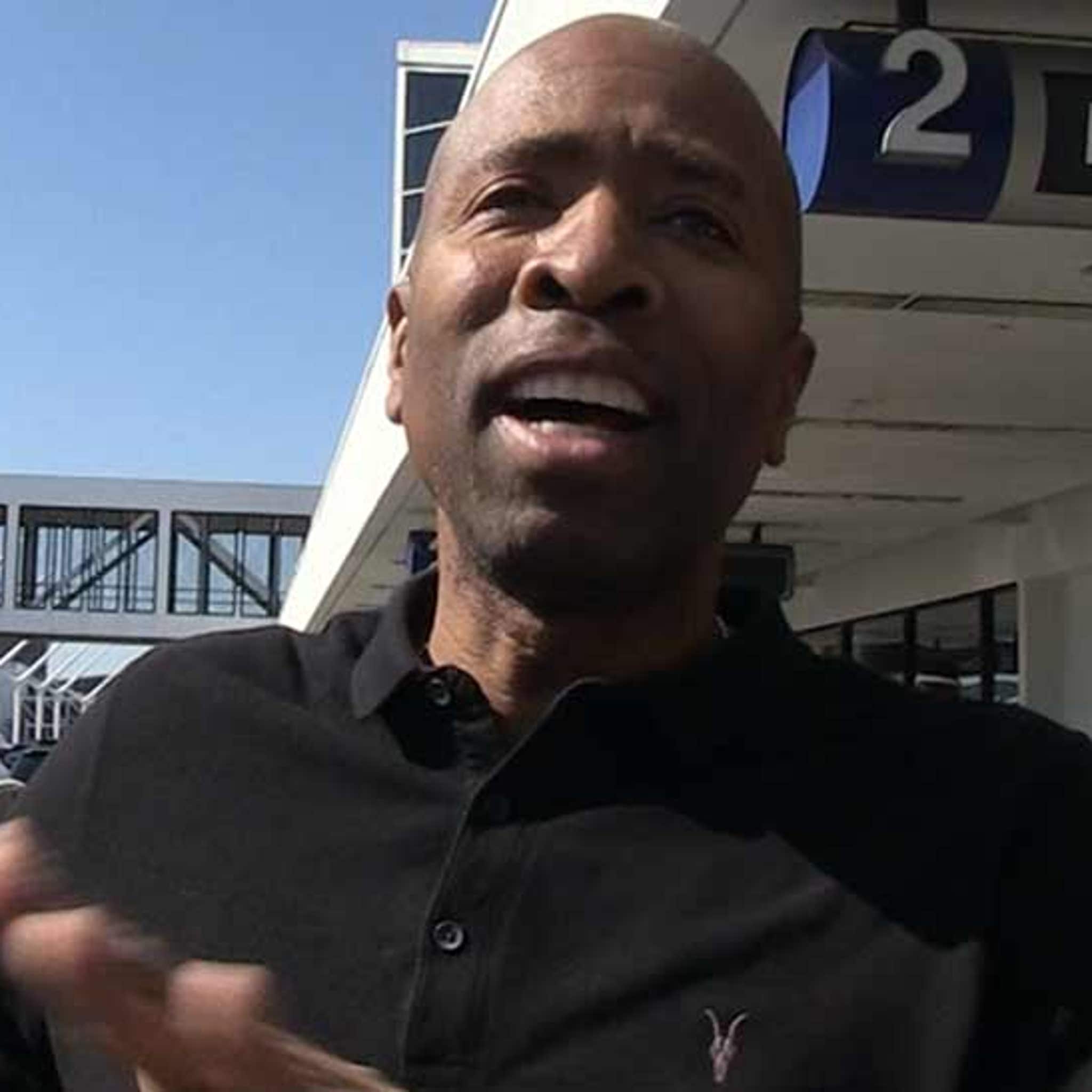 Kenny Smith Says Lakers Will Make Playoffs Despite LaVar Ball