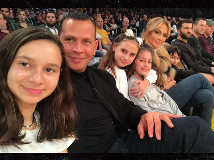 0106-jlo-arod-kids-lakers-hornets-instagram