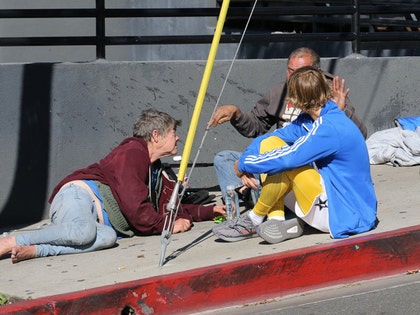 0328_justin-bieber-talking-to-homeless_x17-02