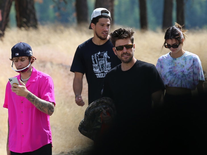 Kendall Jenner Devin Booker And The Biebers Hike In Idaho