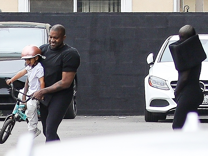 Kanye West juega con su hijo