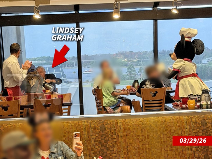 Lindsey Graham no Disney World Chef Mickey Restaurant folheto tmz 5