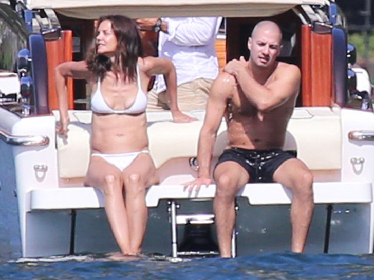 0908-Katie-Holmes-PDA-Lake-Como-SUB-2