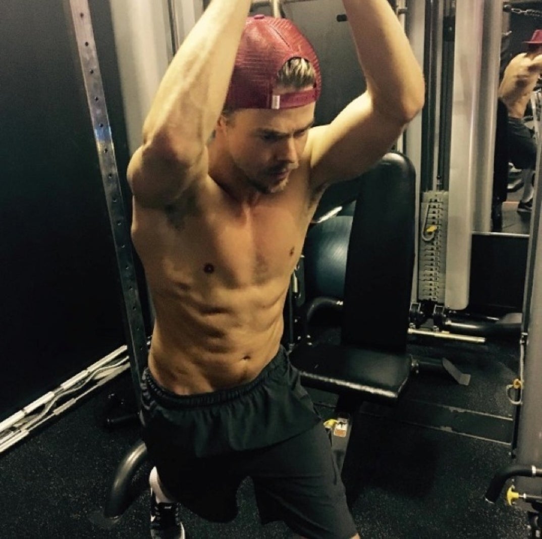 1206_derek_hough_shirtless00