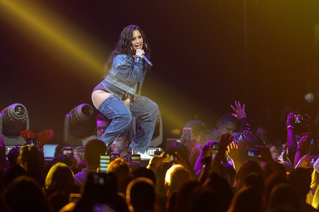 demi_performance_pics_10