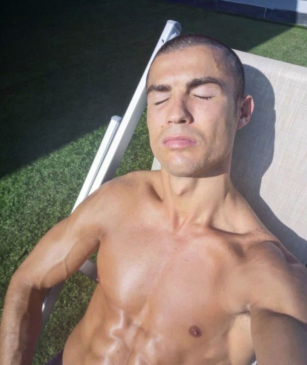 cristiano-ronaldo-shirtless-shots-photos-01