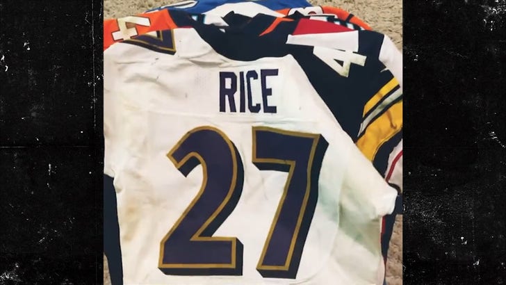 NFL, Arian Foster'ın Jersey Koleksiyon Videosu'ndan Ray Rice'ı Çıkardı