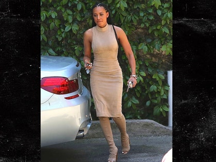 0405_Mel-B-at-lawyers-office-INSTARimages-2