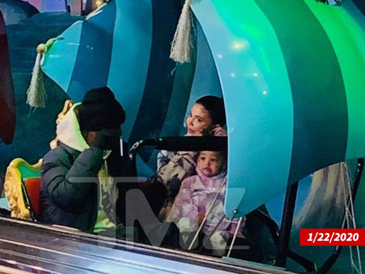 Travis Scott terciduk temani Kylie Jenner dan Stormi di Disney Land saat isu perpisahan mereka