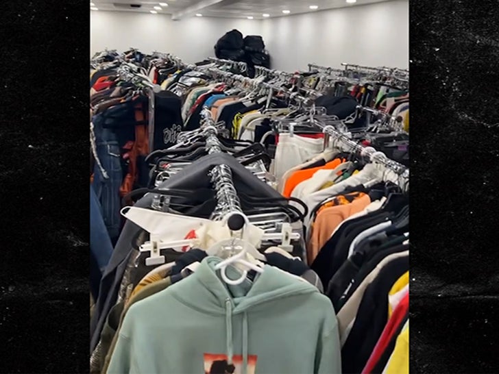 Chris Brown, 4 Milyon Dolarlık Vergi Faturasının Ortasında Devasa Giyim Koleksiyonunu Gösteriyor