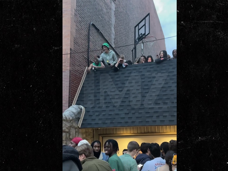 La star de “Stranger Things”, Noah Schnapp, escalade le toit de la maison de la fraternité en vidéo