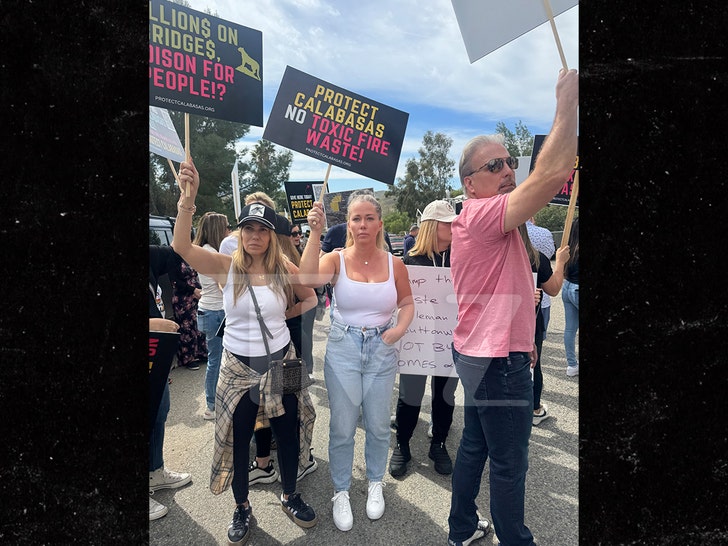 Kourtney Kardashian & Kendra Wilkinson at Calabasas Landfill Protest