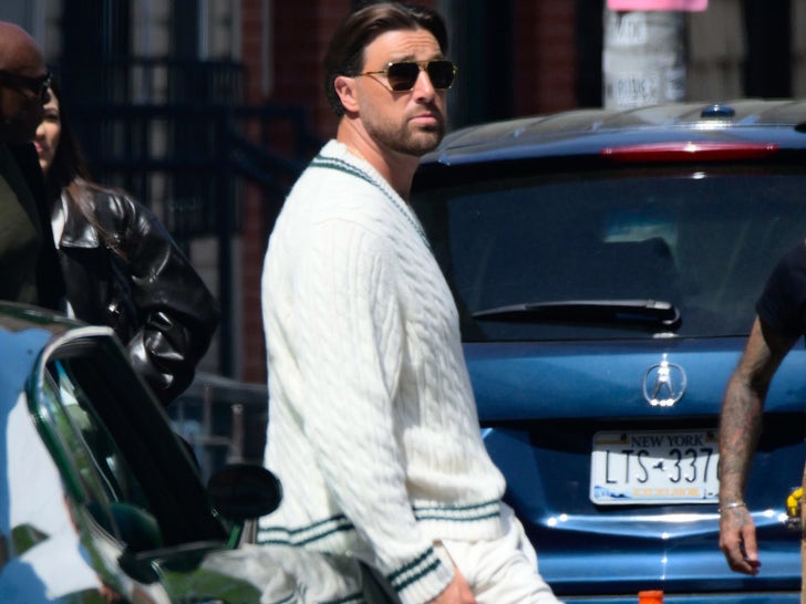 Travis Kelce completes filming 'Lover' MV wearing Taylor Swift's cardigan in New York Full video at the comment 👇👇👇 -tuan