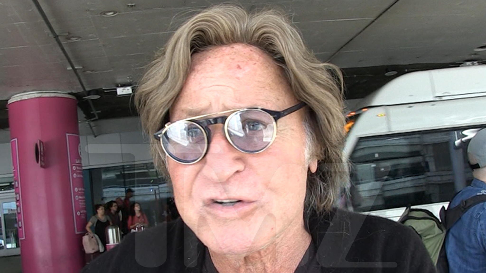 Mohamed Hadid Praying Gaza Ceasefire Sticks, ‘Everyone Deserves Peace’ Mohamed Hadid Praying Gaza Ceasefire Sticks, ‘Everyone Deserves Peace’