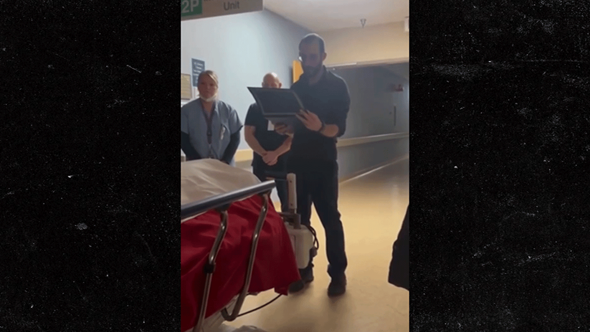 Bekijk hoe Alex Pretti op video een ontroerend eerbetoon brengt aan de overleden veteraan